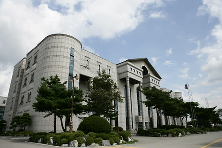 본관 좌측에서 찍은 사진