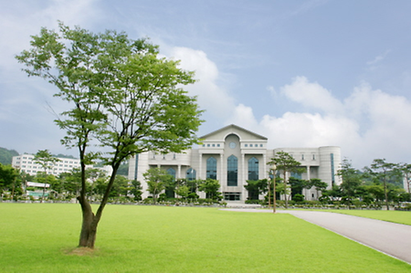 학교 배경이 참 좋죠?