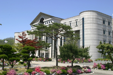 5월의 푸르른 본관의 모습